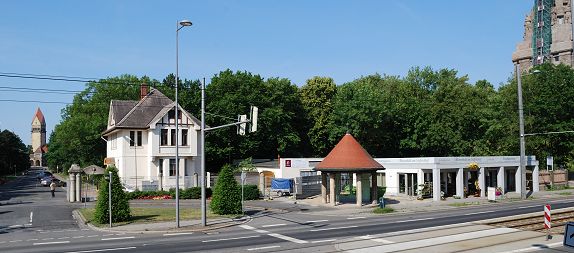 Parkm&ouml;glichkeiten auf beiden Seiten der Blumenhalle
